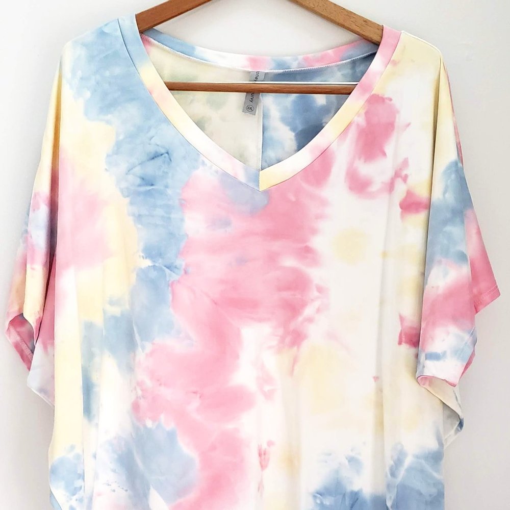 Honey Me XXL V-Neck Tie Dye Top